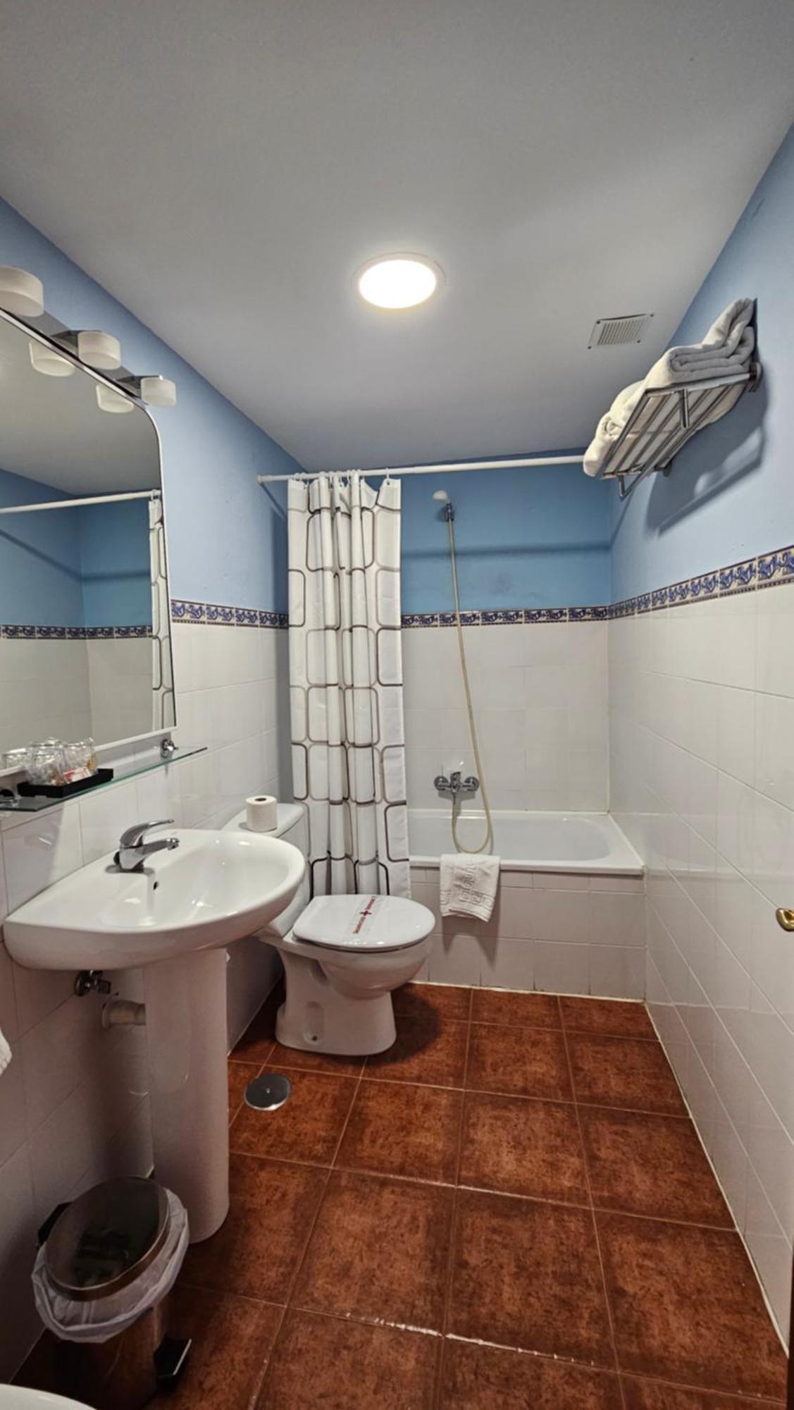 Hostal Albe Carrion De Los Condes Bagian luar foto