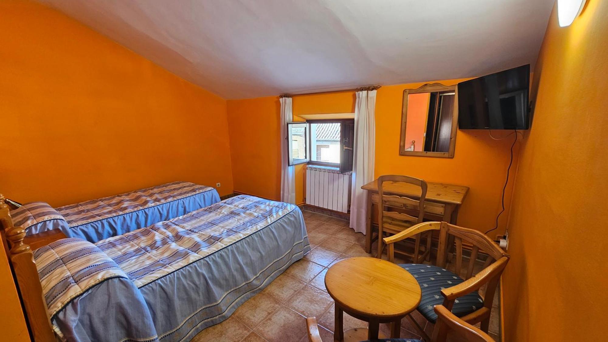 Hostal Albe Carrion De Los Condes Bagian luar foto